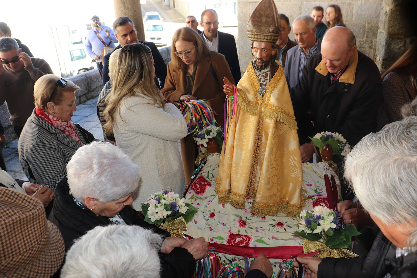 El sol acompaña a San Blas en el día de su fiesta en Santibáñez de la Sierra