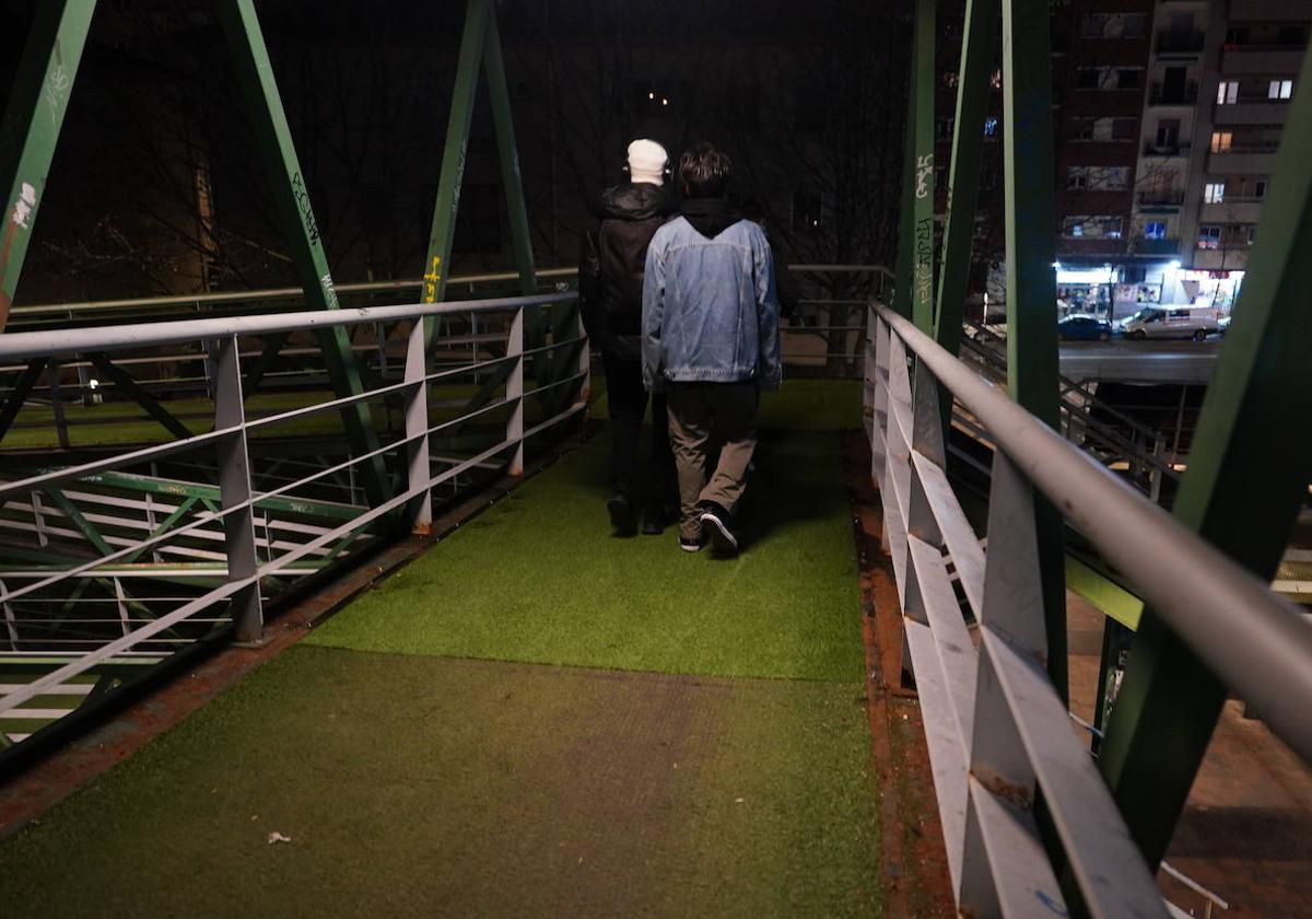 Viandantes pasan por la zona renovada de la pasarela.