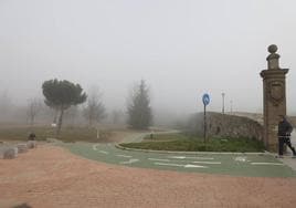 La niebla forma parte de la estampa matutina en las calles de Salamanca.