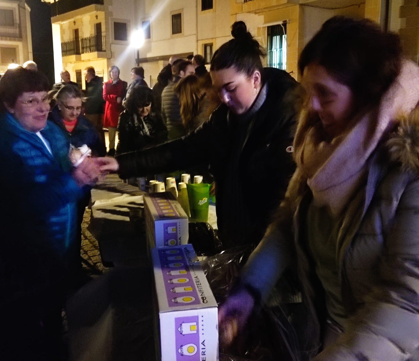 Candelario arropa a la Virgen de las Candelas en el día grande de sus fiestas