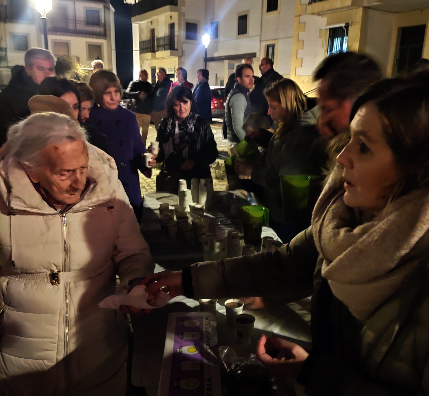 Candelario arropa a la Virgen de las Candelas en el día grande de sus fiestas