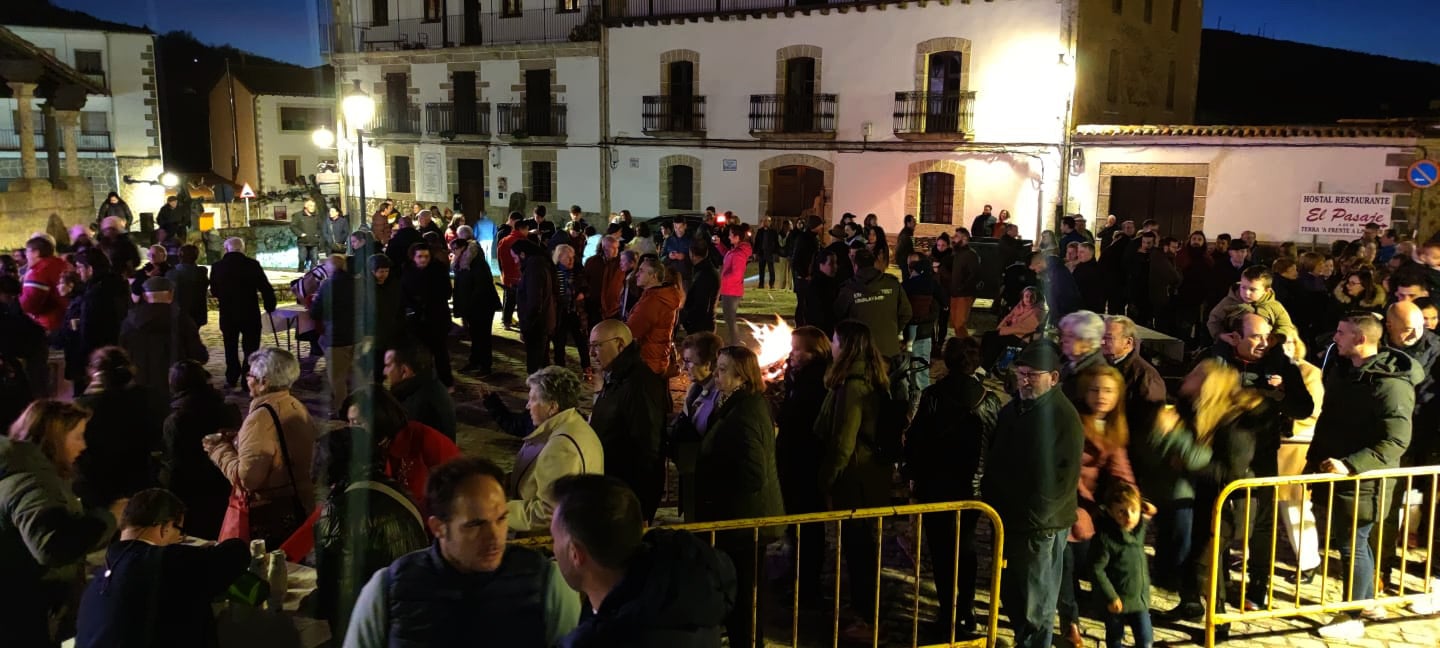 Candelario arropa a la Virgen de las Candelas en el día grande de sus fiestas