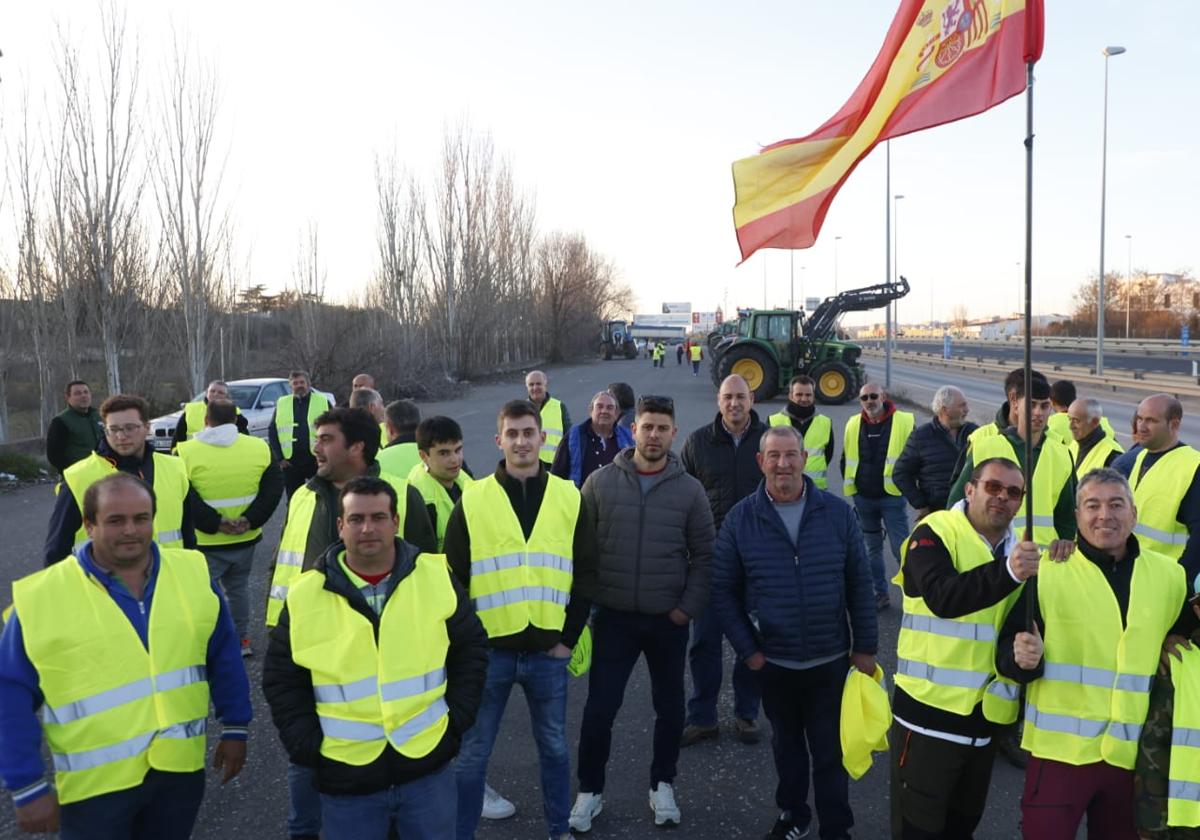 Agricultores protestando este viernes en las inmediaciones de Salamanca.