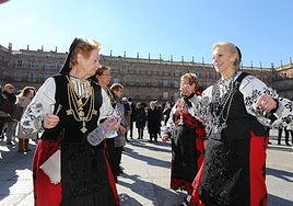 Águedas bailando el año pasado en la Plaza Mayor.