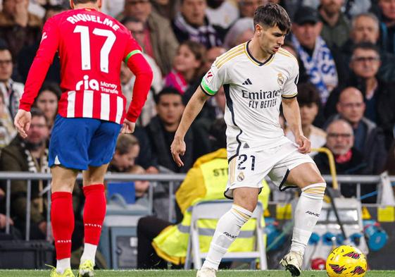 Brahim controla el cuero ante Riquelme.