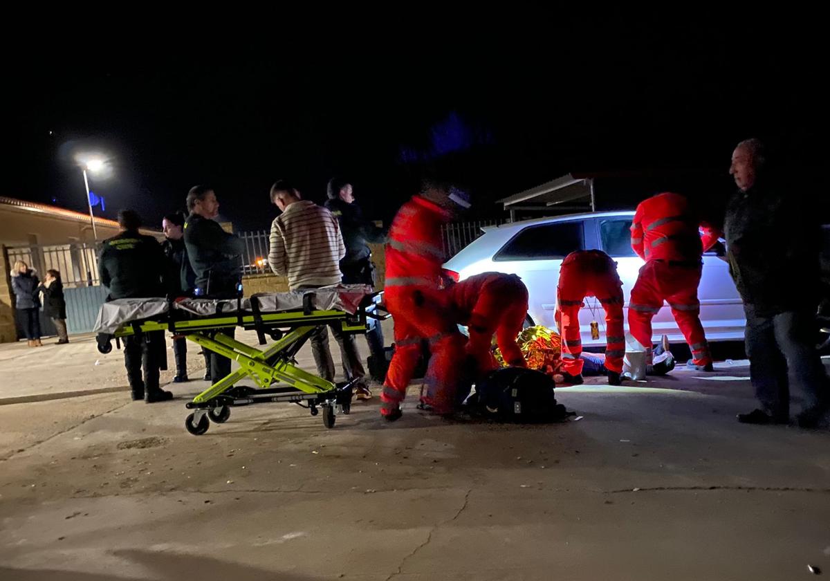 Los equipos de emergencia atienden al herido.