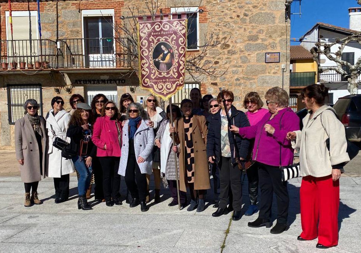 Las águedas de Gallegos de Solmirón celebran su día y estrenan estandarte