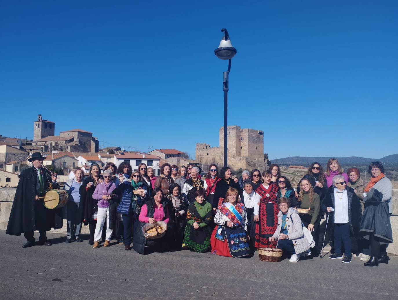 Fieles a la tradición de las águedas en Puente del Congosto