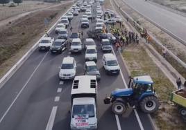 A vista de dron: así han cortado las carreteras los agricultores en Fuentes de Oñoro