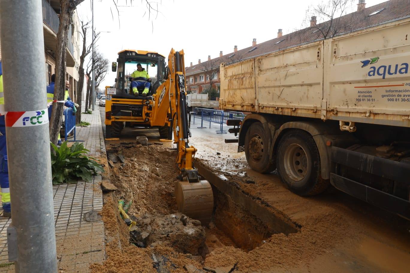 Un reventón obliga a cortar el paseo César Real de la Riva