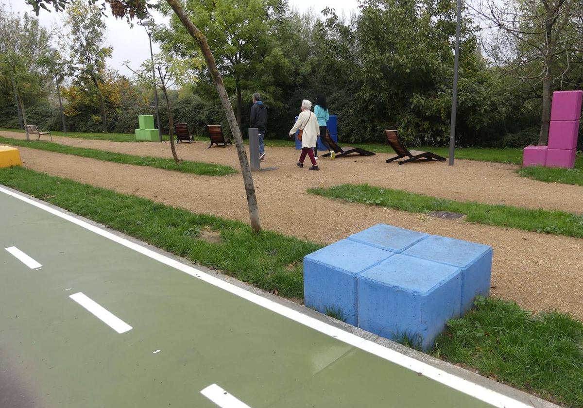 Zona de ocio y carril bici en una de las reurbanizaciones de Tejares.