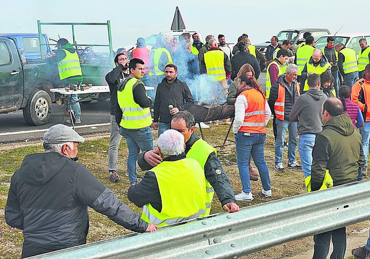 Un grupo de ganaderos paralizó el saneamiento en Tamames.