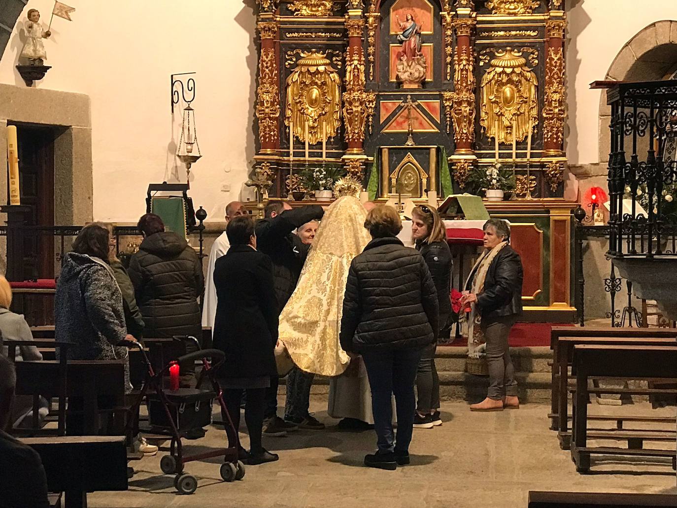 Sanchotello celebra por vez primera la fiesta de Las Candelas