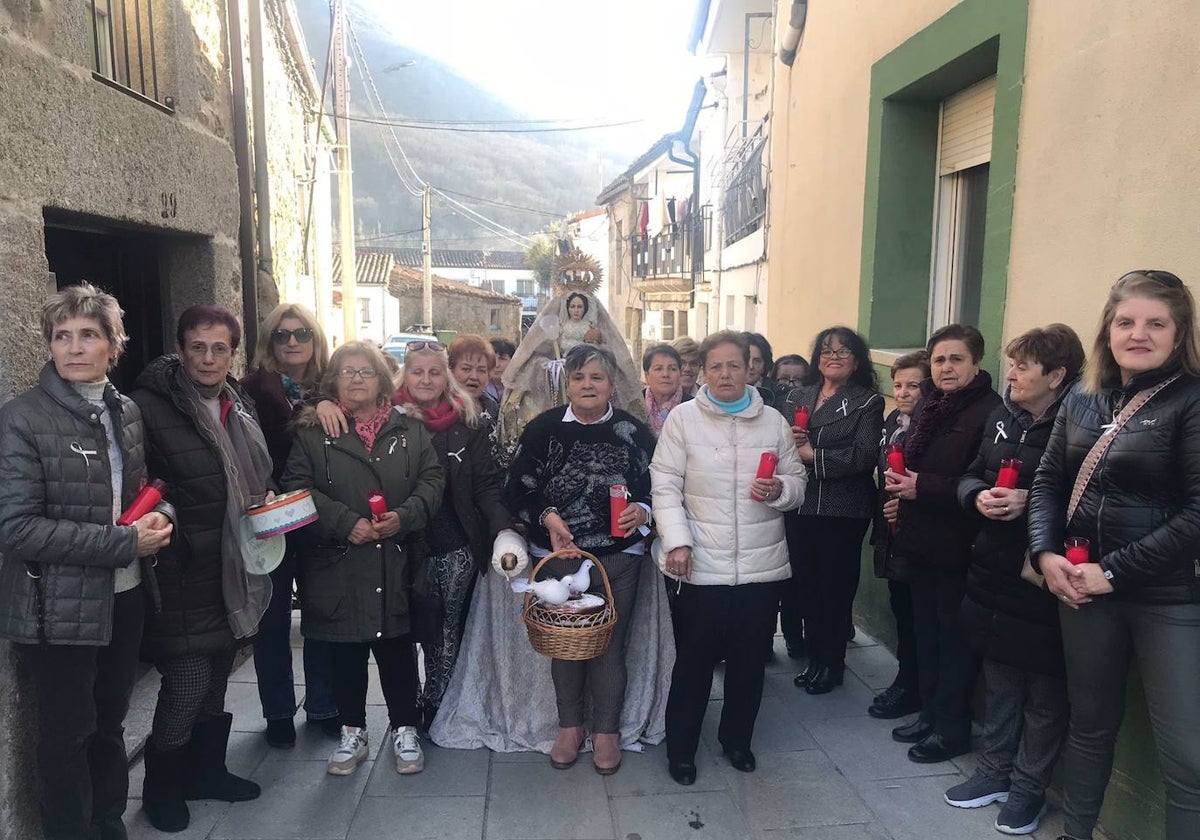 Sanchotello celebra por vez primera la fiesta de Las Candelas