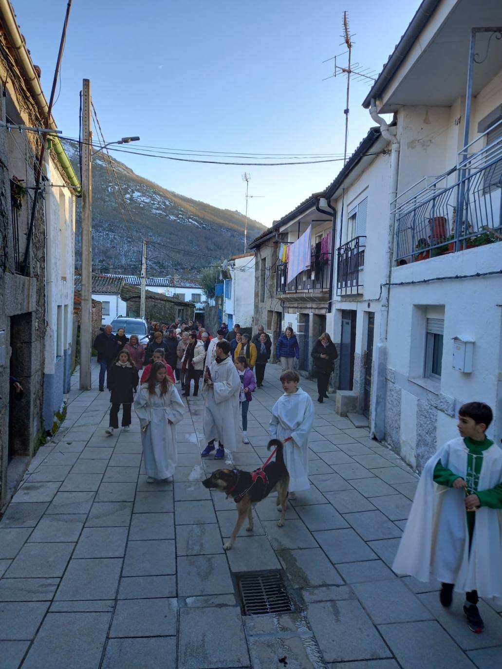 Sanchotello celebra por vez primera la fiesta de Las Candelas