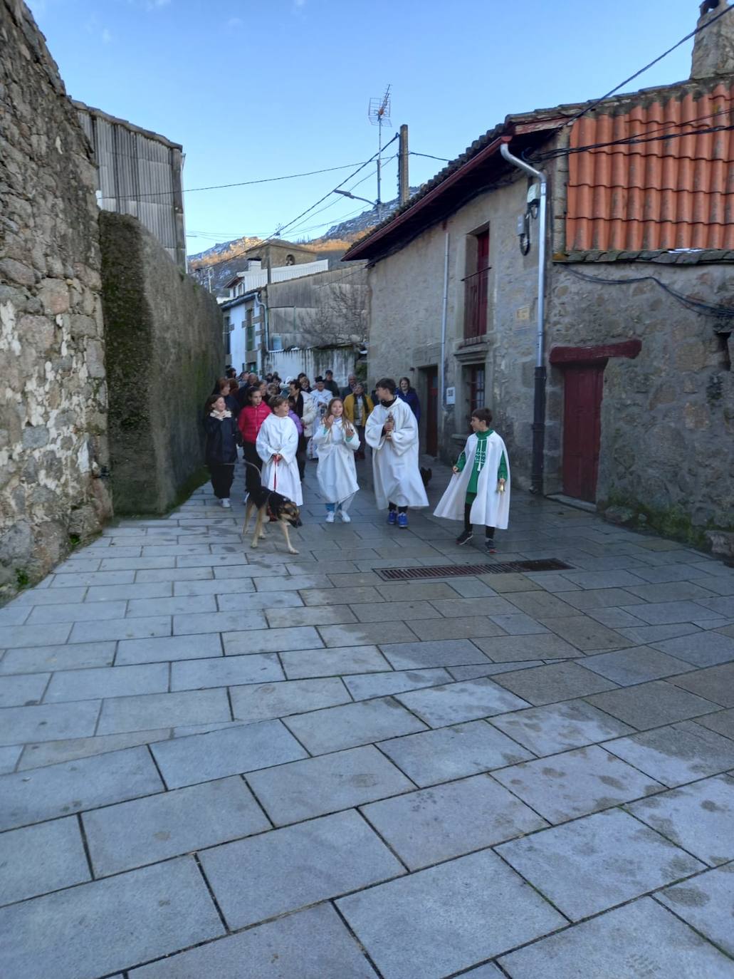 Sanchotello celebra por vez primera la fiesta de Las Candelas