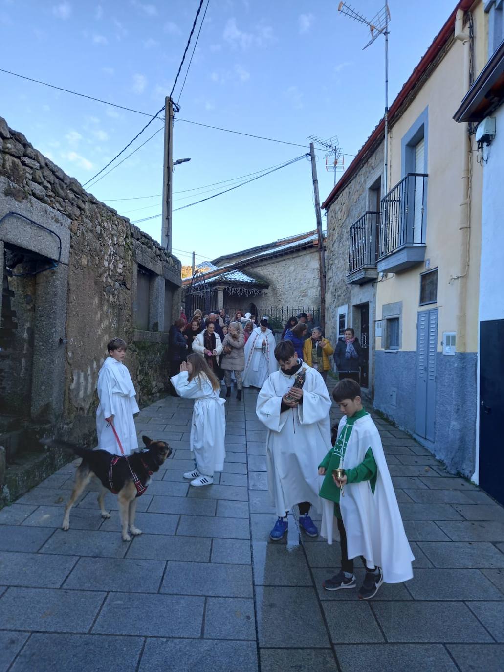 Sanchotello celebra por vez primera la fiesta de Las Candelas