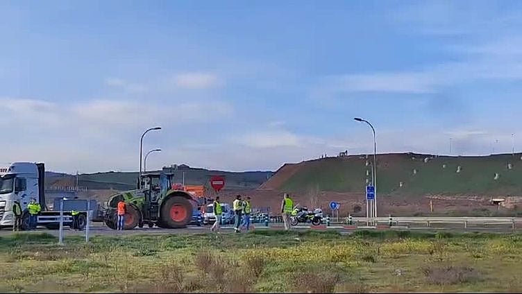 Completamente bloqueada la glorieta de Buenos Aires y todos sus accesos