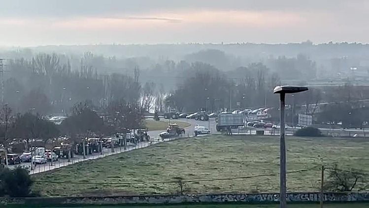 Los tractores bloquean la glorieta de El Arenal del Ángel