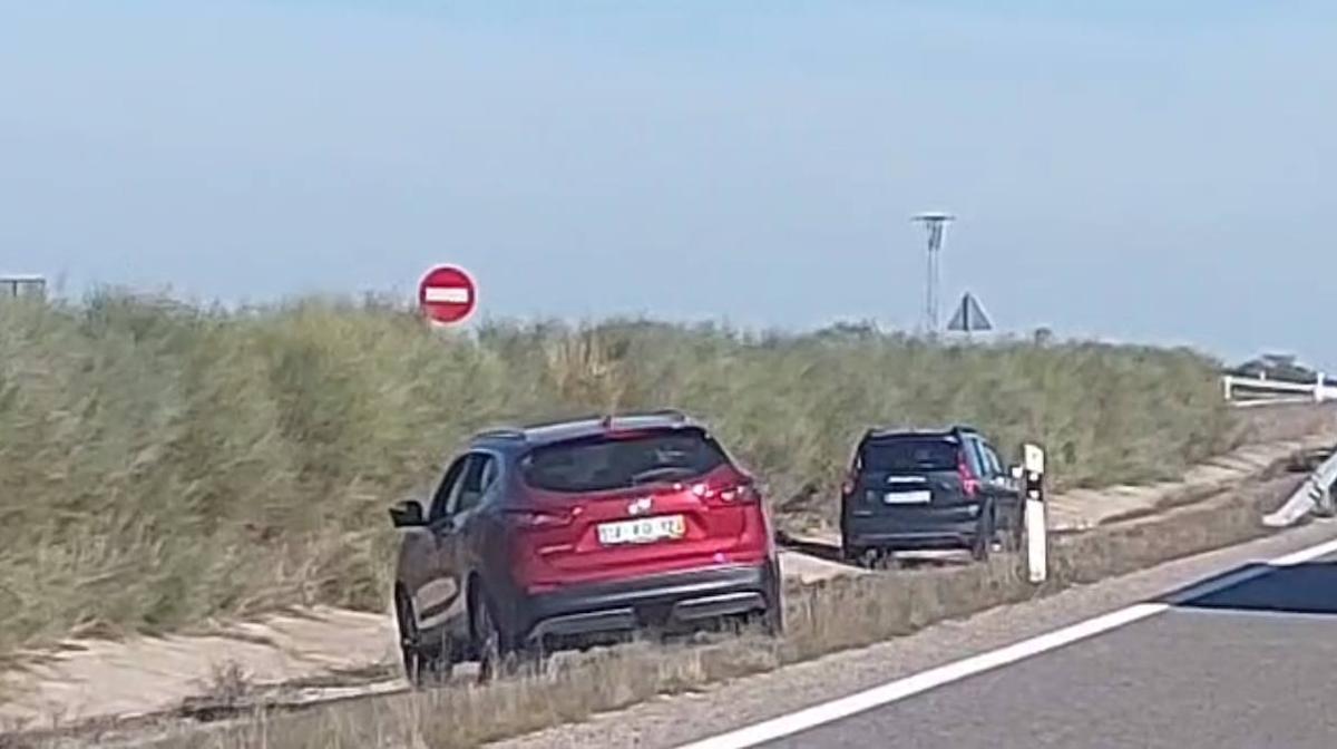 Los coches se hartan y saltan la mediana de la autovía para escapar del atasco