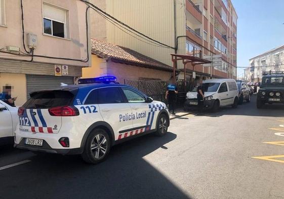 Coche patrulla de la Policía Local delante del vehículo que conducía el acusado del aparatoso accidente.