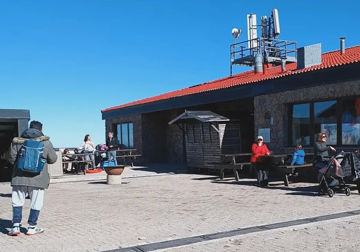 Imagen de turistas el pasado fin de semana en la terraza exterior en las cotas inferiores de La Covatilla ya sin nieve.