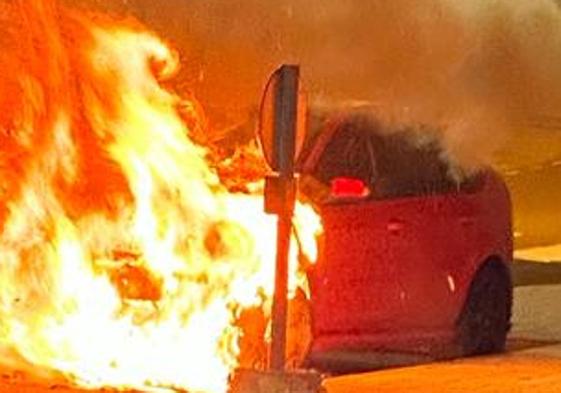 Imagen del incendio de un coche ocurrido hace dos años.