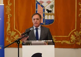 Carlos García Carbayo, alcalde de Salamanca, en el salón de recepciones del Ayuntamiento.