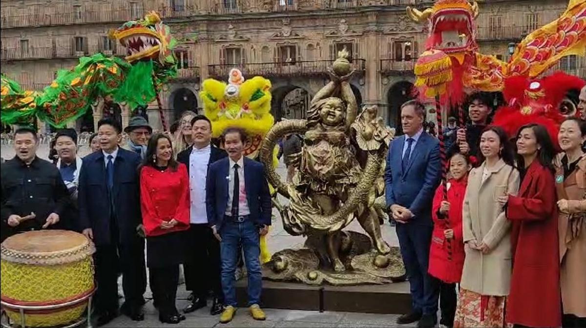 Xu Hongfei vuelve a la Plaza Mayor de Salamanca para celebrar el Año del Dragón