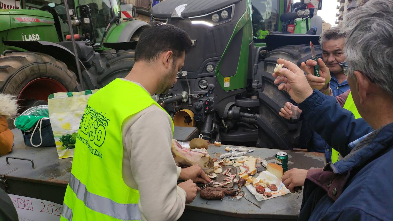 Imagen principal - La curiosa manera de reponer fuerzas de los agricultores salmantinos durante la manifestación