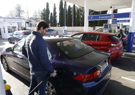 Un hombre llena el depósito de su vehículo.