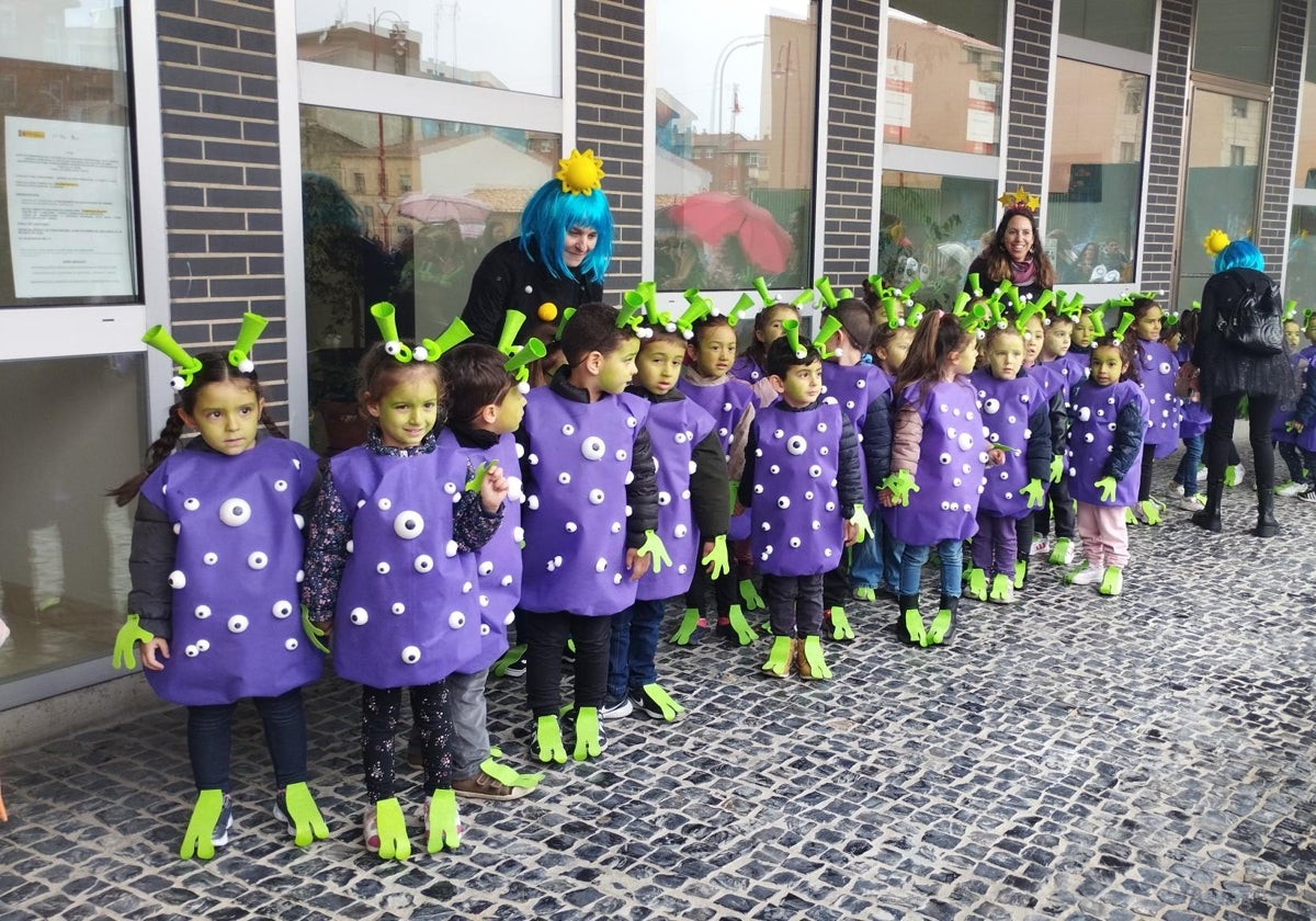 La plaza de España de Santa Marta se llena de &quot;marcianos&quot; del colegio Miguel Hernández