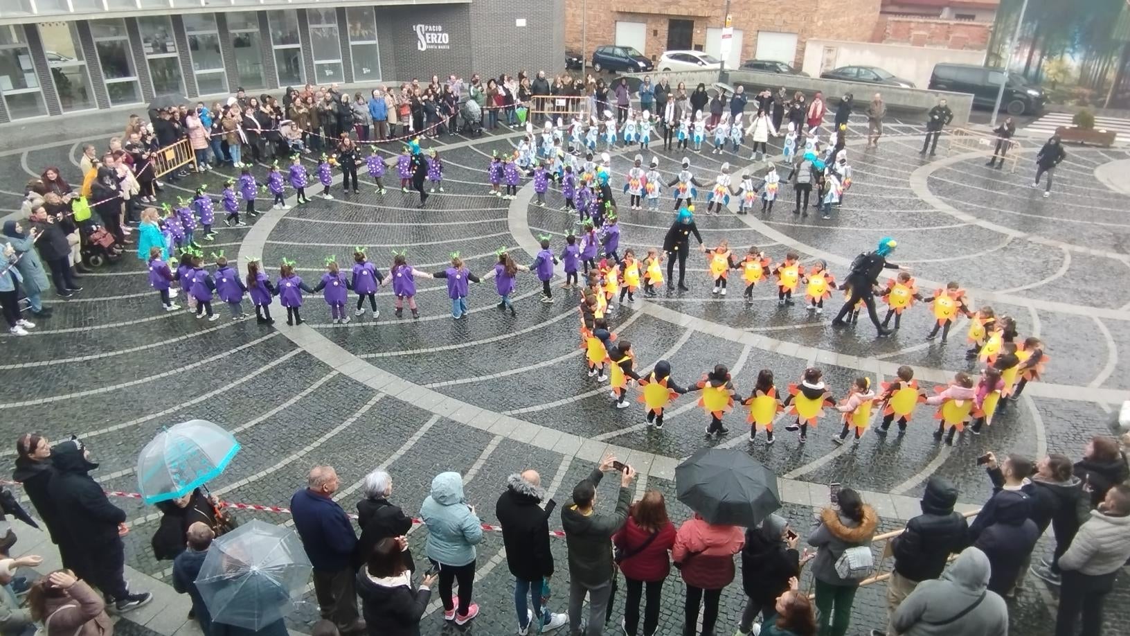 La plaza de España de Santa Marta se llena de &quot;marcianos&quot; del colegio Miguel Hernández