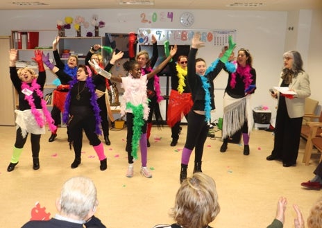 Imagen secundaria 1 - Diferentes momentos de la actuación del taller de chirigotas.