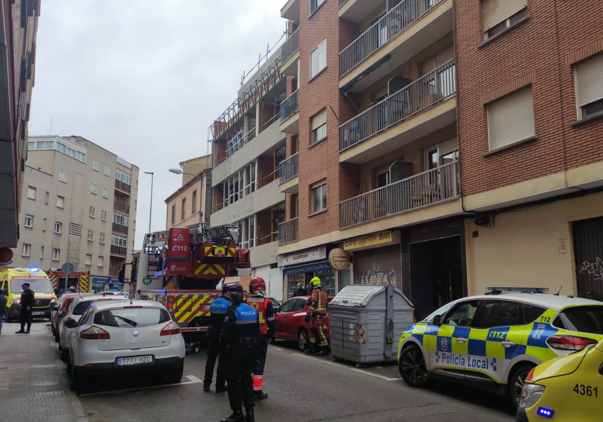 Los Bomberos de Salamanca y la Policía Local y Nacional en la calle Príncipe, donde se ha producido el incendio.