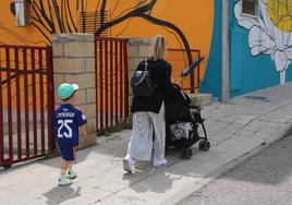 Familias con niños pequeños en la Plaza Mayor de Alba de Tormes.