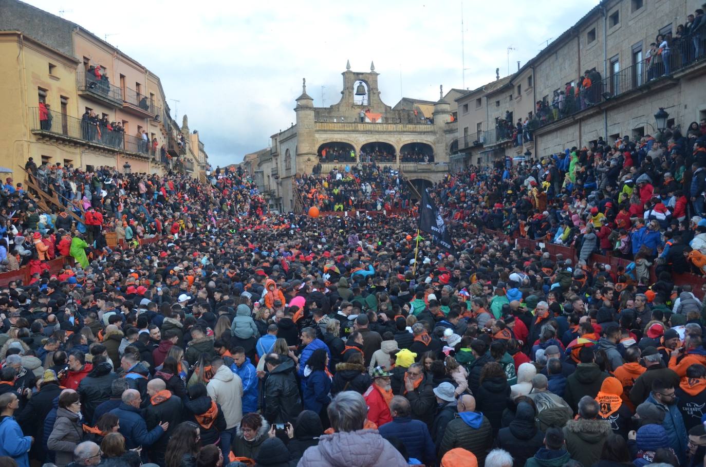 Miles de personas dan la bienvenida al Carnaval del Toro 2024