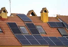 Algunas placas solares instaladas en un edificio del barrio de El Zurguén.