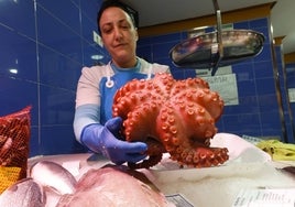 Una pescadera, con un pulpo en el Mercado Central.