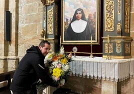 El alcalde de Cantalpino, Manu Hierro, hace entrega de un ramo de flores en el altar de la beata Sor Eusebia Palomino