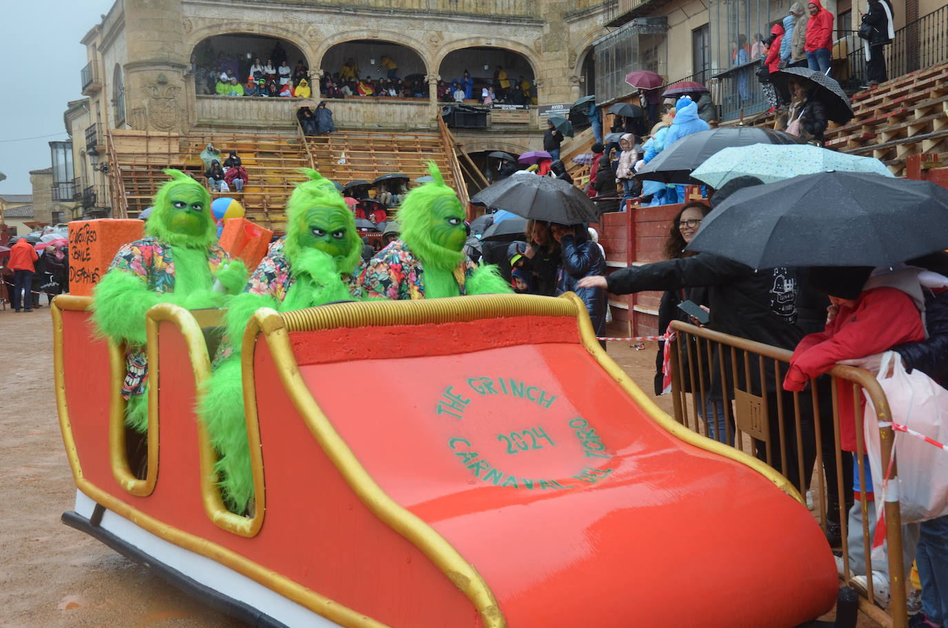 Disfraces y frenesí en el Sábado de Carnaval