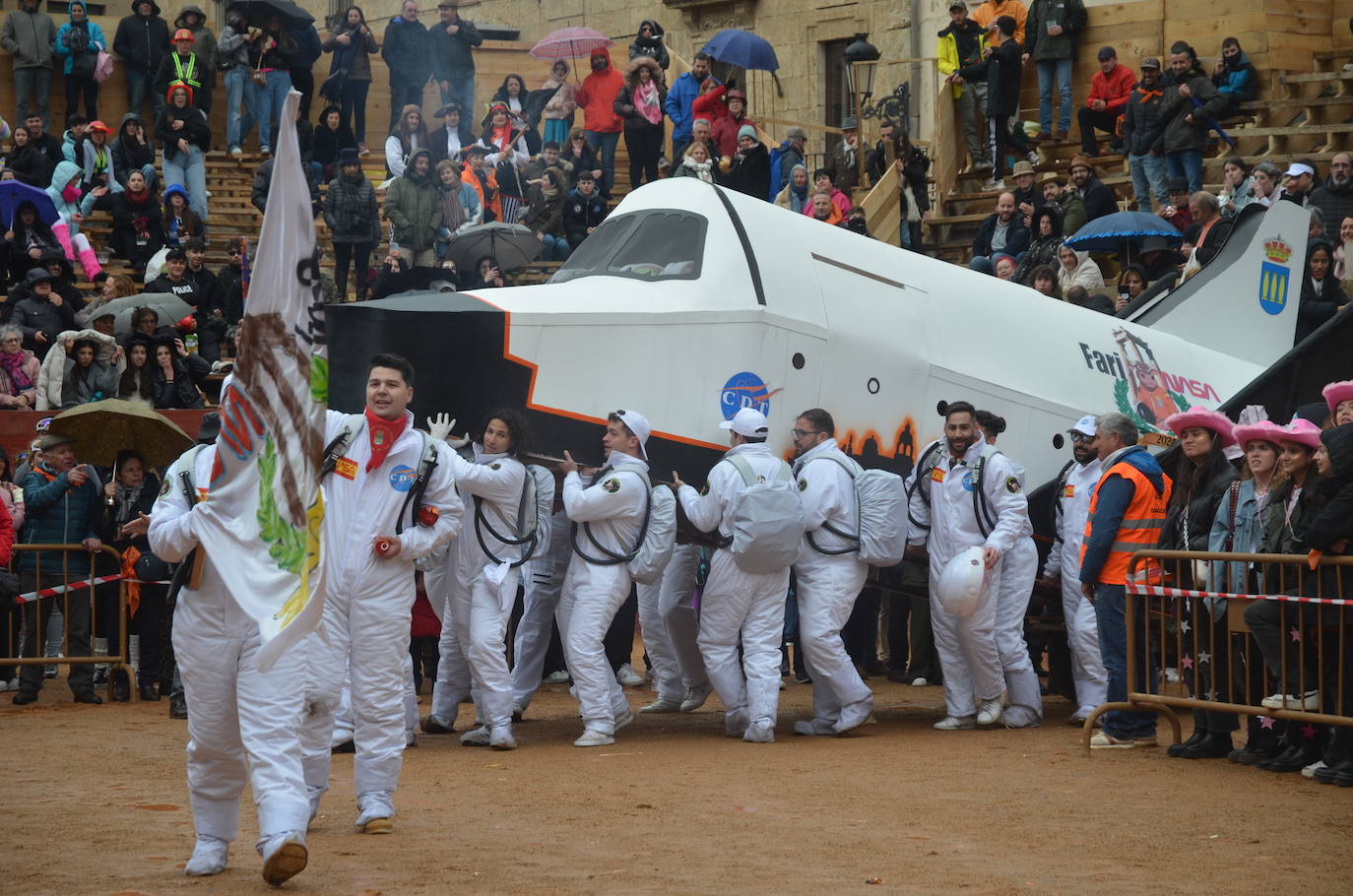 Disfraces y frenesí en el Sábado de Carnaval