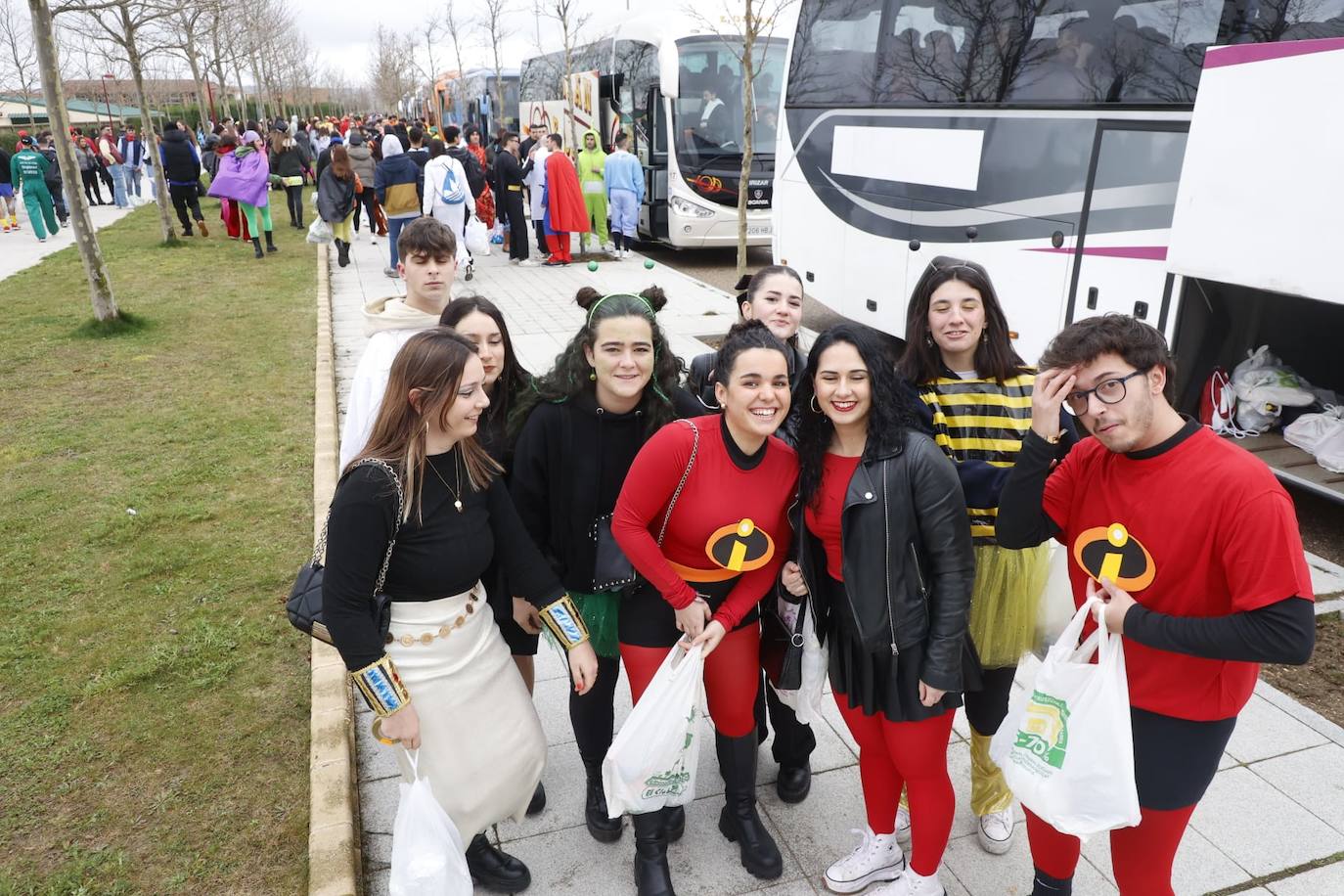 Más de mil jóvenes ponen rumbo al Carnaval del Toro con los disfraces más originales