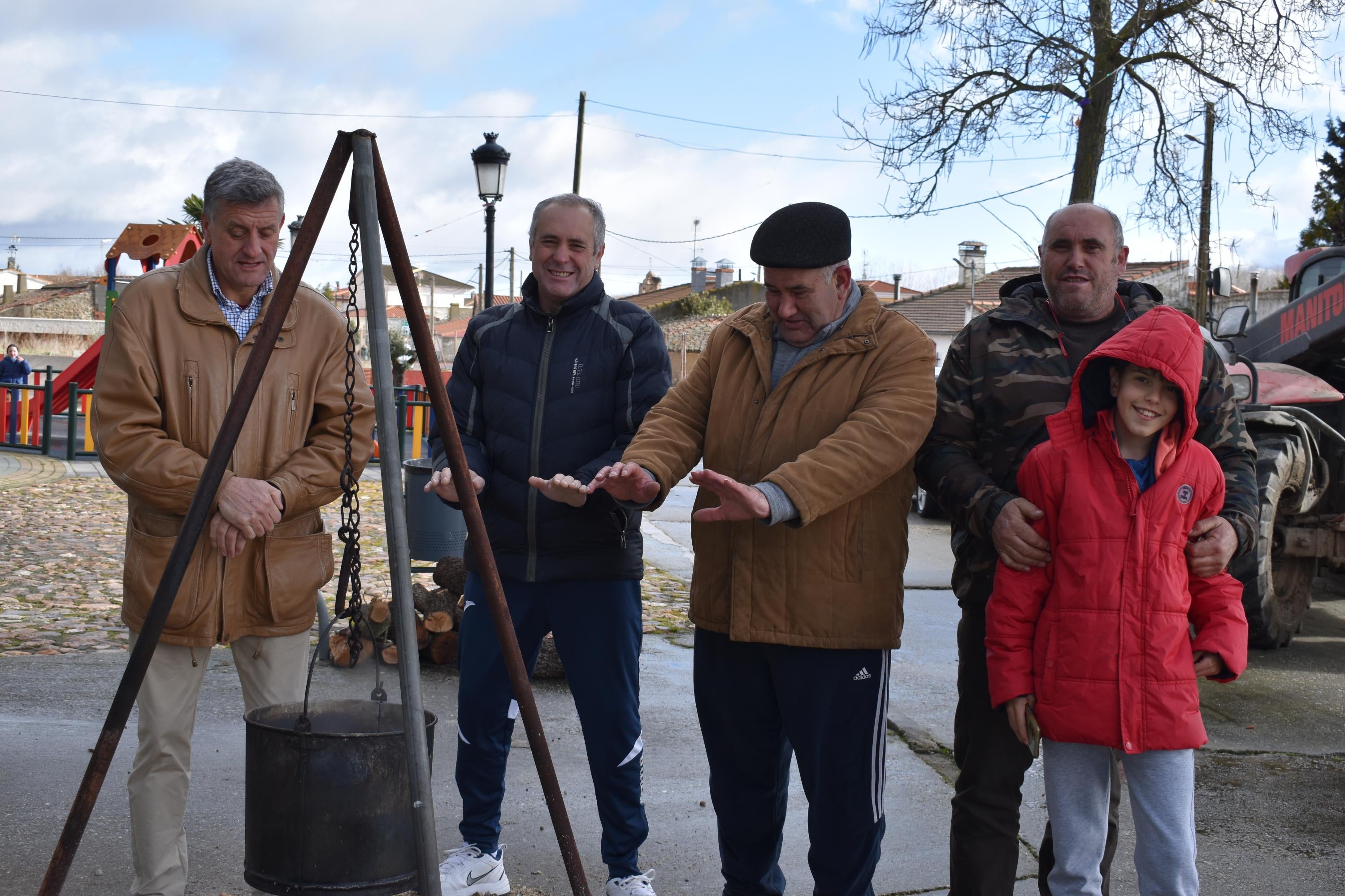 Sieteiglesias de Tormes disfruta de la tercera edición de su matanza a pesar del frío y la lluvia