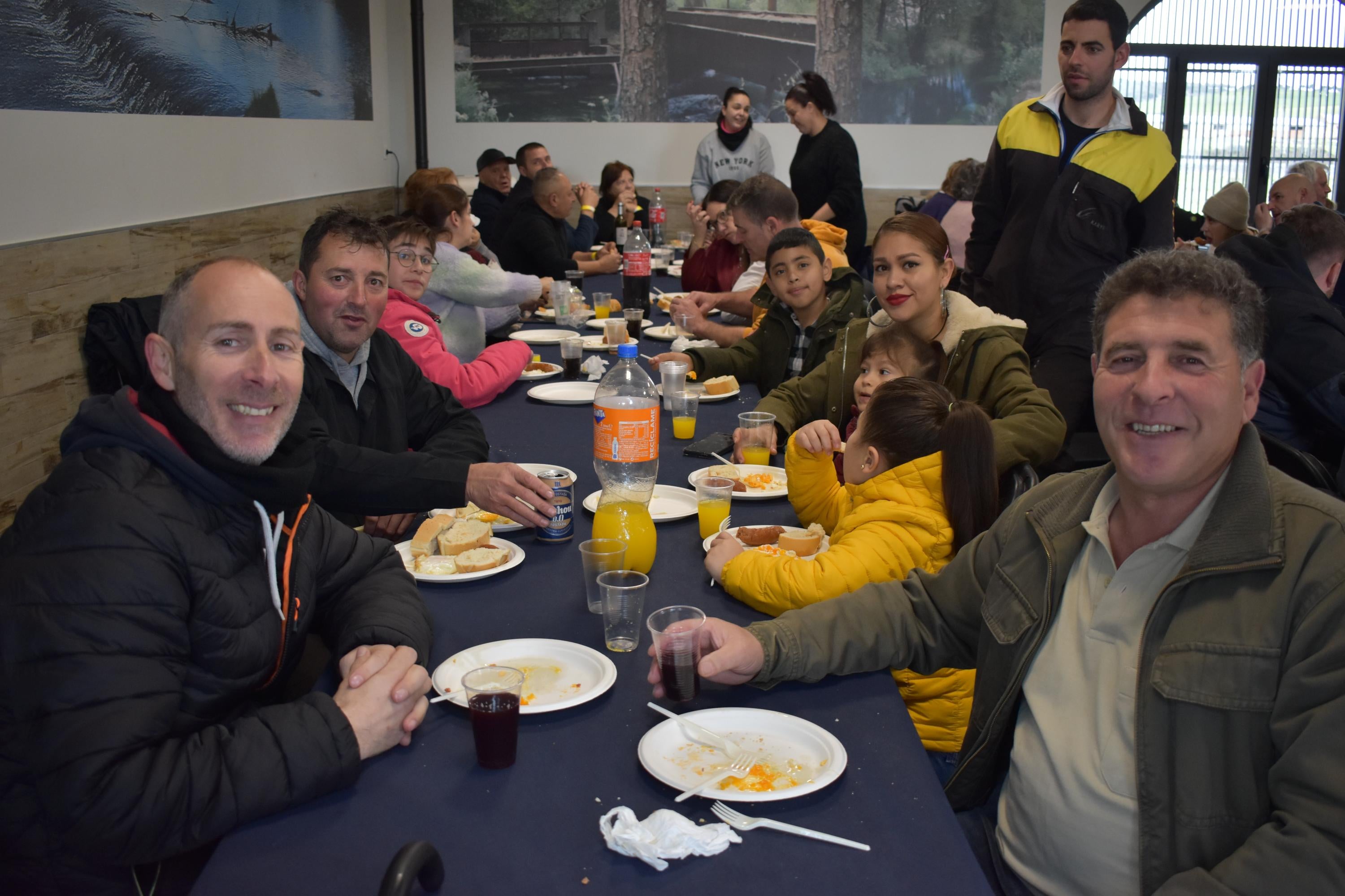 Sieteiglesias de Tormes disfruta de la tercera edición de su matanza a pesar del frío y la lluvia