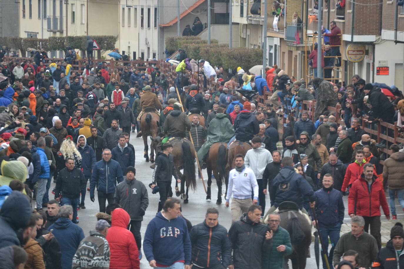 Rápido y vistoso encierro a caballo del Carnaval del Toro