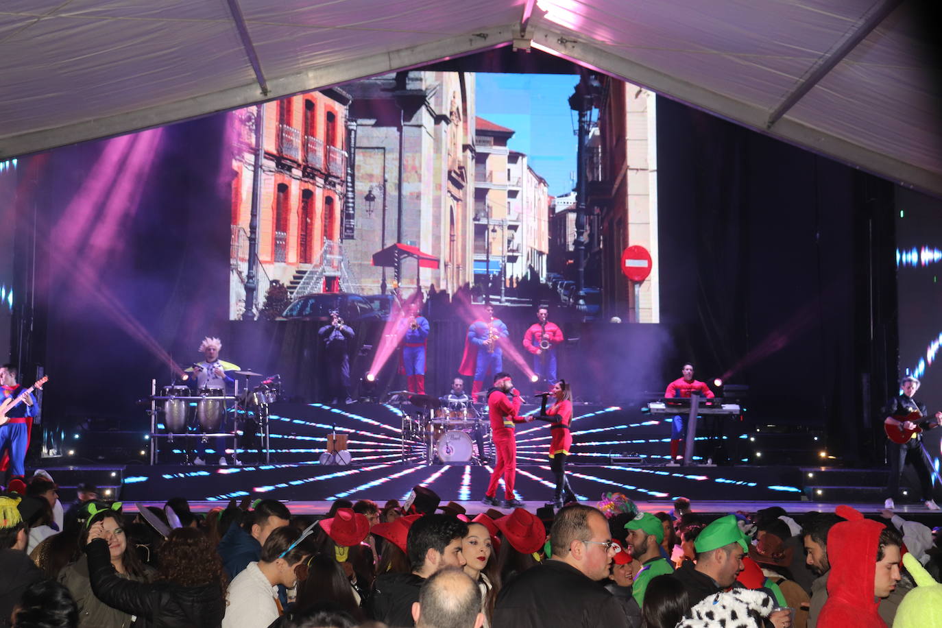 Guijuelo disfruta de una animada noche de Carnaval