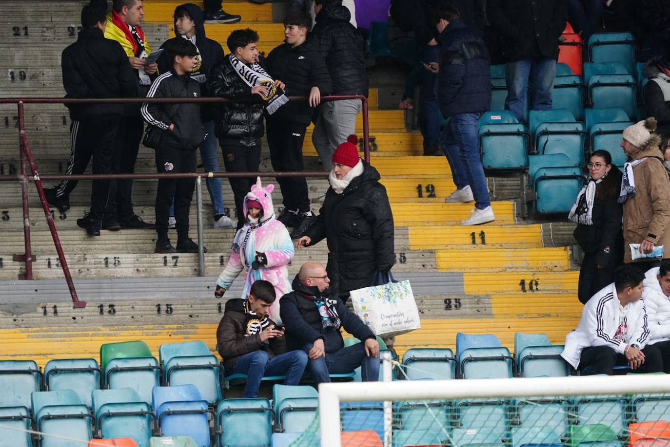 Búscate en la grada del Helmántico en el partido del Salamanca UDS contra el CD Becerril