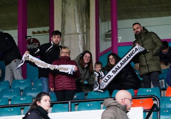 Aficionados del Salamanca UDS en la grada del Helmántico