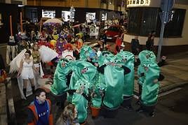 Así ha sido el espectacular pasacalles de Carnaval del Barrio del Oeste